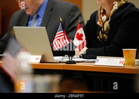 Robert E. Perez, sous-commissaire intérimaire pour les douanes et la protection des frontières des États-Unis (CBP).s'adresse aux principaux membres de la réunion mixte de la haute direction du CBP-ASFC; le président de l'ASFC, John Ossowski, et le vice-président de l'ASFC, Jacques Cloutier, étaient également présents. La rencontre a eu lieu à US Custom House, au 200 Chestnut Street, le 30 octobre 2018. Photo de la protection des douanes et des frontières des États-Unis. Banque D'Images