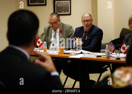 Robert E. Perez, sous-commissaire intérimaire pour les douanes et la protection des frontières des États-Unis (CBP).s'adresse aux principaux membres de la réunion mixte de la haute direction du CBP-ASFC; le président de l'ASFC, John Ossowski, et le vice-président de l'ASFC, Jacques Cloutier, étaient également présents. La rencontre a eu lieu à US Custom House, au 200 Chestnut Street, le 30 octobre 2018. Photo de la protection des douanes et des frontières des États-Unis. Banque D'Images