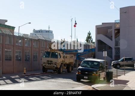 La 104e compagnie de construction de génie de l'armée américaine, 62e Bataillon de génie, 36e brigade de génie arrive au port de Nogales DeConcini. Le port d'entrée de Nogales Arizona, situé sur la Grand Avenue, existe depuis le début du XXe siècle. Il relie l'Interstate 19 à la Federal Highway 15. Les soldats renforcent les dispositions de sécurité avec des fils de concertina à l'appui de l'opération Secure Line. L'opération a eu lieu le 06 novembre 2018. Douanes et protection des frontières Banque D'Images