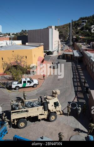 La 104e compagnie de construction de génie de l'armée américaine, 62e Bataillon de génie, 36e brigade de génie arrive au port de Nogales DeConcini. Le port d'entrée de Nogales Arizona, situé sur la Grand Avenue, existe depuis le début du XXe siècle. Il relie l'Interstate 19 à la Federal Highway 15. Les soldats renforcent les dispositions de sécurité avec des fils de concertina à l'appui de l'opération Secure Line. L'opération a eu lieu le 06 novembre 2018. Douanes et protection des frontières Banque D'Images