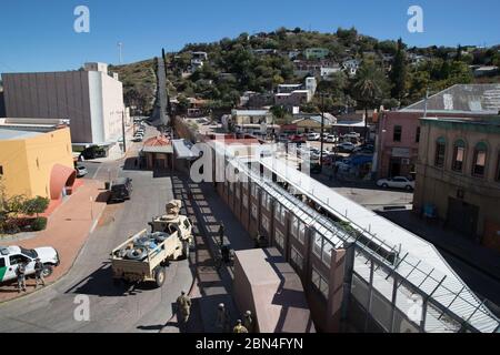 La 104e compagnie de construction de génie de l'armée américaine, 62e Bataillon de génie, 36e brigade de génie arrive au port de Nogales DeConcini. Le port d'entrée de Nogales Arizona, situé sur la Grand Avenue, existe depuis le début du XXe siècle. Il relie l'Interstate 19 à la Federal Highway 15. Les soldats renforcent les dispositions de sécurité avec des fils de concertina à l'appui de l'opération Secure Line. L'opération a eu lieu le 06 novembre 2018. Douanes et protection des frontières Banque D'Images