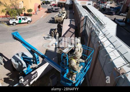 La 104e compagnie de construction de génie de l'armée américaine, 62e Bataillon de génie, 36e brigade de génie arrive au port de Nogales DeConcini. Le port d'entrée de Nogales Arizona, situé sur la Grand Avenue, existe depuis le début du XXe siècle. Il relie l'Interstate 19 à la Federal Highway 15. Les soldats renforcent les dispositions de sécurité avec des fils de concertina à l'appui de l'opération Secure Line. L'opération a eu lieu le 06 novembre 2018. Douanes et protection des frontières Banque D'Images