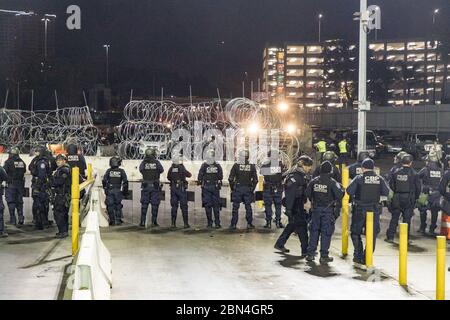 Le matin d'un incident au passage frontalier à San Ysidro, le Service des douanes et de la protection des frontières (CBP) des États-Unis a temporairement suspendu le traitement de la circulation en direction du nord à l'installation piétonne est. Le traitement a repris plus tard dans la matinée, avec des temps d'attente prévus pour les voyageurs. Banque D'Images