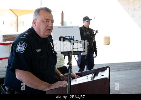 Michael Humphries, directeur du port de Nogales, fournit des détails sur la plus grande saisie de fentanyl dans l'histoire du CBP. Les agents des douanes et de la protection des frontières des États-Unis à l'installation commerciale de Nogales ont saisi près de 4.6 millions de dollars en fentanyl et en méthamphétamine, totalisant près de 650 000 livres, le samedi 26 janvier 2019, d'un ressortissant mexicain, lorsqu'il a tenté d'entrer aux États-Unis par le port de Nogales. La saisie de méthamphétamine représente la troisième plus importante dans un port d'Arizona. CBP Banque D'Images