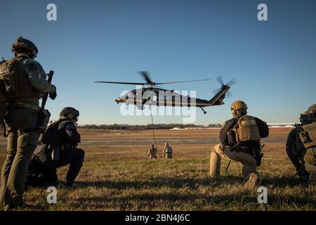 Une combinaison d'air et d'opérations maritimes, Bureau des opérations sur le terrain de l'équipe d'intervention spéciale, et Clayton County Police Department participer à descendre en rappel de la formation d'un CBP Black Hawk avant le Super Bowl LIII à Atlanta, Géorgie. Banque D'Images