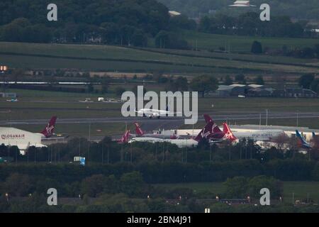 Glasgow, Royaume-Uni. 12 mai 2020. Photo : vue téléobjectif de l'aéroport de Glasgow. Vol Ryanair vu en décollage de l'aéroport de Glasgow pour Dublin. Ryanair cherche à restaurer 40% des vols à partir du 1er juillet, en essayant de tourner la marée sur la crise du coronavirus qui a frappé la compagnie aérienne durement. Crédit : Colin Fisher/Alay Live News Banque D'Images