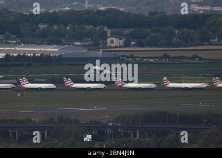 Glasgow, Royaume-Uni. 12 mai 2020. Photo : vue téléobjectif de l'aéroport de Glasgow. Vol Ryanair vu en décollage de l'aéroport de Glasgow pour Dublin. Ryanair cherche à restaurer 40% des vols à partir du 1er juillet, en essayant de tourner la marée sur la crise du coronavirus qui a frappé la compagnie aérienne durement. Crédit : Colin Fisher/Alay Live News Banque D'Images