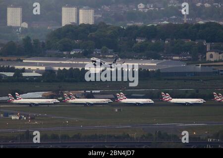 Glasgow, Royaume-Uni. 12 mai 2020. Photo : vue téléobjectif de l'aéroport de Glasgow. Vol Ryanair vu en décollage de l'aéroport de Glasgow pour Dublin. Ryanair cherche à restaurer 40% des vols à partir du 1er juillet, en essayant de tourner la marée sur la crise du coronavirus qui a frappé la compagnie aérienne durement. Crédit : Colin Fisher/Alay Live News Banque D'Images