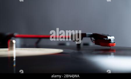 Gros plan stylet à aiguille en vinyle sur une plaque en vinyle noir ou un disque avec espace de copie. Platine vinyle lecteur d'enregistrement. Banque D'Images