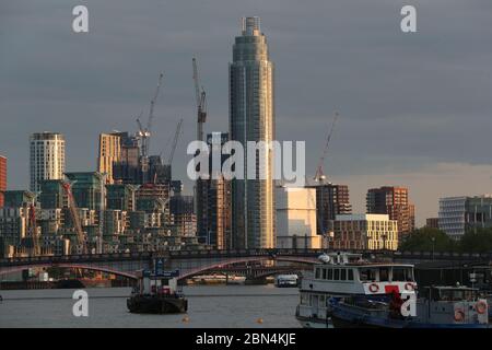 Coucher de soleil sur la Tour St George's Wharf et le pont Lambeth, Londres. Banque D'Images