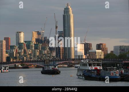 Coucher de soleil sur la Tour St George's Wharf et le pont Lambeth, Londres. Banque D'Images