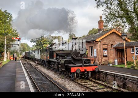 BR '7F' 2-8-0 No 53808 arrive à la station Crowcombe Heathfield lors de leur Gala à vapeur d'automne Banque D'Images