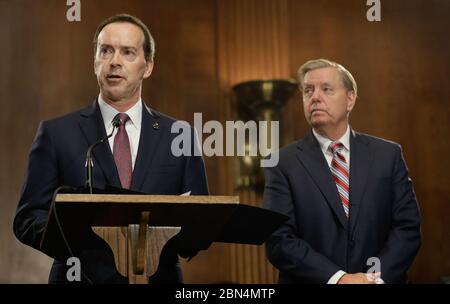 Le 15 mai 2019, le commissaire par intérim John P. Sanders, des douanes et de la protection des frontières des États-Unis, s'est adressé aux médias avec la présidente du Comité judiciaire du Sénat, Lindsey Graham, au sujet des questions de sécurité frontalière et du projet de loi. Banque D'Images