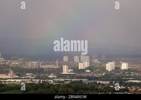 Glasgow, Écosse, Royaume-Uni. 12 mai 2020. Photo : vue du nord sur Glasgow avec les coques de CAMPSIE en arrière-plan entourées d'un voile de pluie et de nuages sombres avec une base nuageuse d'environ 2 500 pieds. Des températures fraîches le soir, tandis qu'une explosion de la masse d'air arctique descend du nord avec des pluies de la ferme et de fortes périodes de soleil, mais brèves, à travers les trous dans le nuage. Crédit : Colin Fisher/Alay Live News Banque D'Images