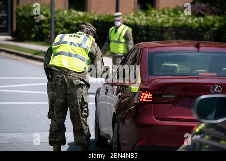 Kennesaw, GA, États-Unis. 12 mai 2020. Des soldats de la Garde nationale de Géorgie dirigent les résidents locaux vers des tests COVID-19 gratuits sur une terrasse de stationnement à l'université d'État de Kennesaw. Crédit : Robin Rayne/ZUMA Wire/Alay Live News Banque D'Images