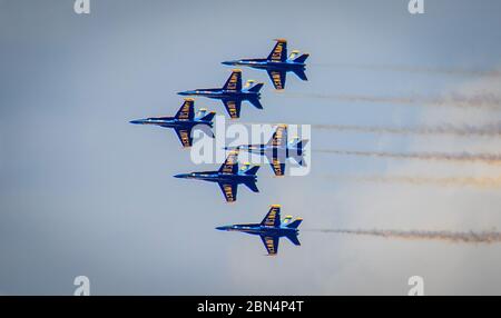 Indianapolis, États-Unis. 12 mai 2020. Les U.S. Navy Blue Angels effectuent un survol du centre-ville d'Indianapolis dans le cadre d'un hommage aux travailleurs de première ligne de la pandémie Covid-19, le 12 mai 2020, à Indianapolis, Indiana. Photo par Edwin Locke/UPI crédit: UPI/Alay Live News Banque D'Images