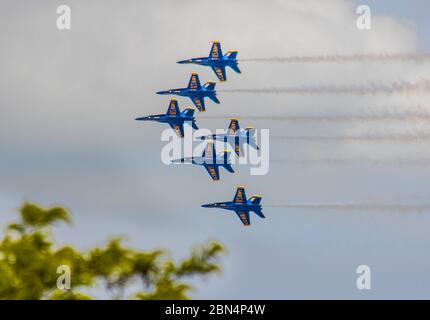 Indianapolis, États-Unis. 12 mai 2020. Les U.S. Navy Blue Angels effectuent un survol du centre-ville d'Indianapolis dans le cadre d'un hommage aux travailleurs de première ligne de la pandémie Covid-19, le 12 mai 2020, à Indianapolis, Indiana. Photo par Edwin Locke/UPI crédit: UPI/Alay Live News Banque D'Images