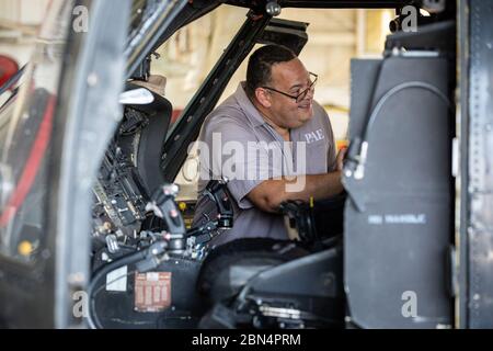 Une équipe d'entretien inspecte un CBP Air and Marine Operations UH-60 Black Hawk à Jacksonville, Floride le 5 septembre 2019. Le Black Hawk, affecté à McAllen, Texas, sera utilisé pour les interventions après le passage de l'ouragan Dorian au-dessus de la Caroline du Nord. CBP Banque D'Images