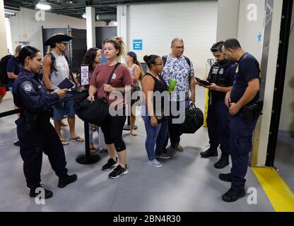 Les douanes et la protection des frontières des États-Unis continuent de soutenir les efforts de sauvetage et de rétablissement aux Bahamas à la suite des effets dévastateurs de l'ouragan Dorian. CBP travaille avec la ligne de croisière du paradis des Bahamas et est prêt à traiter les arrivées de passagers évacuant des Bahamas selon la politique et les procédures établies, dans le port de Palm Beach, Floride, septembre 7 2019. CBP Banque D'Images