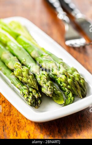 Asperges vertes cuites. Légumes de saison sains sur l'assiette. Banque D'Images