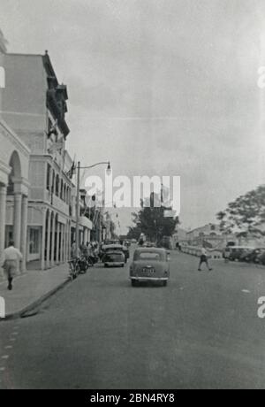 Photographie d'époque, rue de la ville à Hamilton, Bermudes, le 30 octobre 1955. Pris par un passager qui a débarqué d'un bateau de croisière. SOURCE : PHOTO ORIGINALE Banque D'Images