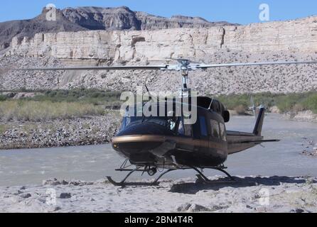 Douanes et protection des frontières des États-Unis opérations aériennes et maritimes L'hélicoptère UH-1N repose sur les rives du fleuve Rio Grande dans le parc national de Big Bend lors d'une mission à l'appui de la patrouille frontalière le 6 décembre 2019. Le vol a été effectué par l'unité Alpine Air, qui relève de la branche aérienne El Paso d'AMO, à l'aide d'un hélicoptère Bell UH-1N Iroquois amélioré. Le secteur de Big Bend comprend plus du quart de la frontière sud des États-Unis et l'utilisation d'hélicoptères pour les opérations de mobilité aérienne pour déplacer des agents et des fournitures de la patrouille frontalière à l'intérieur et à l'extérieur des terrains difficiles de la région a accru les appréhensions Banque D'Images