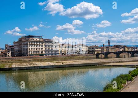 Florence, Italie - 16 août 2019 : le pont Santa Rosa et le pont Ponte alla Carraia sur la rivière Arno à Florence, en Toscane, en Italie Banque D'Images