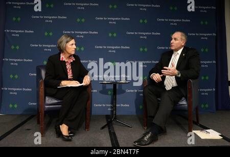 La modératrice Jessica Vaughn, directrice des études politiques au Center for Immigration Studies, écoute Mark Morgan, commissaire par intérim du CBP, participer à une discussion au National Press Club à Washington, DC, le 20 décembre 2019. Banque D'Images