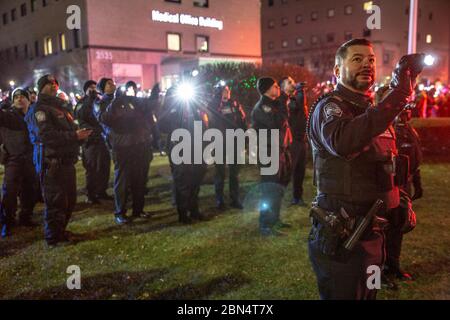 Le 20 décembre 2019, des agents, des agents et du personnel du Service des douanes et de la protection des frontières (CBP) des États-Unis à Détroit ont participé au programme « Moon Beams for Sweet Dreams », où les patients pédiatriques et les membres de la communauté s'engagent dans un échange nocturne de lampes de poche pour offrir soutien et solidarité. Banque D'Images