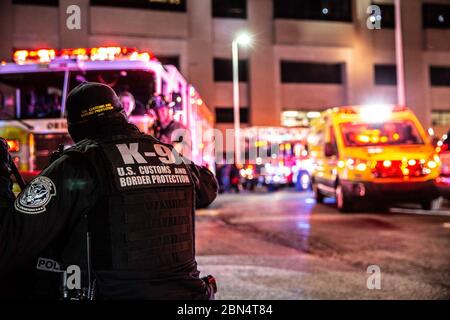 Le 20 décembre 2019, les agents et le personnel du Service des douanes et de la protection des frontières (CBP) des États-Unis à Détroit ont participé au programme « Moon Beams for Sweet Dreams ». Les patients pédiatriques dans les hôpitaux font briller des lampes de poche dans le cadre d'un effort communautaire pour offrir soutien et espoir pendant les vacances. Banque D'Images