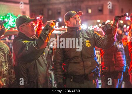 Le 20 décembre 2019, des agents, des agents et du personnel des douanes et de la protection des frontières des États-Unis dans la région de Détroit ont participé au programme Moon Beams for Sweet Dreams, qui soutient les patients pédiatriques hospitalisés par des échanges nocturnes de lampes torches. Banque D'Images