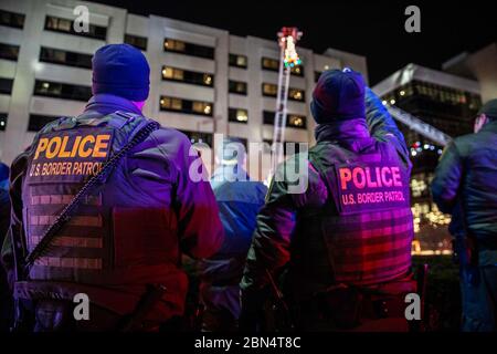 Le vendredi 20 décembre, les agents, officiers et personnel affectés au CBP dans la région métropolitaine de Detroit se sont réunis pour le programme "Moon Beams for Sweet Dreams" de 2019. Moonbeams est un événement qui permet à tous les patients de l'hôpital de savoir qu'ils ne sont pas seuls et qu'ils peuvent se reposer facilement en sachant qu'une communauté entière est derrière eux pour soutenir leur voyage pour être heureux et en bonne santé. Chaque soir, en décembre, à 8 h, les enfants éclairent les lumières depuis les fenêtres de l'hôpital et recherchent des membres de la communauté à l'extérieur de l'hôpital pour les faire clignoter. CBP Banque D'Images
