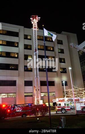 Le 20 décembre 2019, les agents, les officiers et le personnel du CBP de la région métropolitaine de Détroit ont participé au programme « Moon Beams for Sweet Dreams », offrant un soutien aux patients pédiatriques dans les hôpitaux locaux en participant à un événement communautaire d’éclairage flash. Banque D'Images