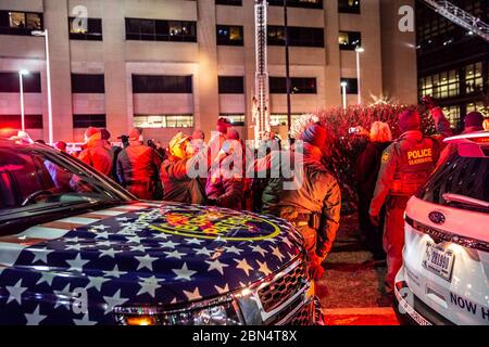Le 20 décembre 2019, des agents, des officiers et du personnel du Service des douanes et de la protection des frontières (CBP) des États-Unis à Détroit ont participé au programme « Moon Beams for Sweet Dreams ». L'initiative visait à soutenir les patients pédiatriques en leur permettant de communiquer avec la communauté grâce à un échange nocturne de lampes de poche depuis les fenêtres de l'hôpital. Banque D'Images