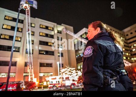 Le vendredi 20 décembre, les agents, officiers et personnel affectés au CBP dans la région métropolitaine de Detroit se sont réunis pour le programme "Moon Beams for Sweet Dreams" de 2019. Moonbeams est un événement qui permet à tous les patients de l'hôpital de savoir qu'ils ne sont pas seuls et qu'ils peuvent se reposer facilement en sachant qu'une communauté entière est derrière eux pour soutenir leur voyage pour être heureux et en bonne santé. Chaque soir, en décembre, à 8 h, les enfants éclairent les lumières depuis les fenêtres de l'hôpital et recherchent des membres de la communauté à l'extérieur de l'hôpital pour les faire clignoter. CBP Banque D'Images