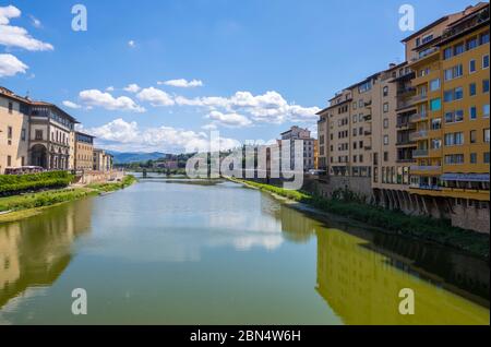 Florence, Italie - 16 août 2019 : vue sur la rivière Arno dans le centre historique de Florence, Toscane, Italie Banque D'Images