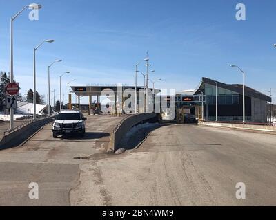 Le 21 mars 2020, U.S. Customs and Border protection (CBP) opérait à Sault Ste. Marie International Bridge, Michigan, sous le titre 42 USC 265, traitant le trafic passagers et commercial entrant pendant la pandémie de COVID-19. Banque D'Images