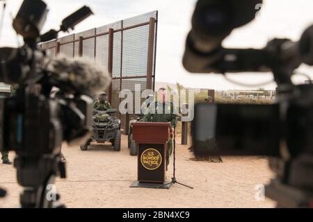 Sur un site frontalier américano-mexicain près de Santa Teresa, Texas, l'agent de patrouille en chef Aaron Hull a discuté du projet de remplacement du mur frontalier, visant à renforcer la sécurité à la frontière. Banque D'Images
