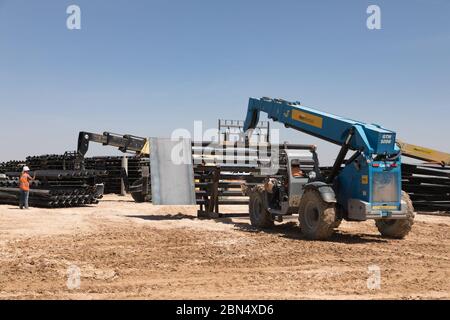 Les équipes de construction préparent des panneaux de mur frontalier de remplacement pour le projet de remplacement du mur frontalier de Santa Teresa, situé près du port d'entrée de Santa Teresa au Texas, avec l'aide du Service des douanes et de la protection des frontières des États-Unis (CBP) et de la patrouille frontalière des États-Unis. Banque D'Images