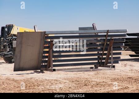 Les équipes de construction entreprennent des panneaux muraux de bordure de remplacement pour livraison au projet de remplacement du mur frontalier de Santa Teresa près du port d'entrée de Santa Teresa. Banque D'Images