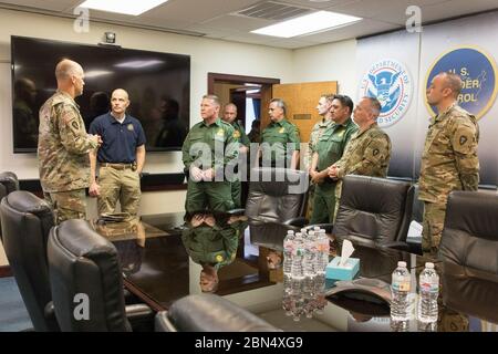 Le sous-commissaire américain des douanes et de la protection des frontières, Ronald Vitiello, le directeur de l'état-major interarmées, le général de brigade du ministère militaire du Texas, Greg Chaney, et l'agent de patrouille en chef du secteur de la patrouille frontalière des États-Unis, Aaron Hull, se réunissent pour présenter au secteur d'El Paso. Le Brigadier-général (BG) Greg Chaney est devenu directeur de l'état-major interarmées du département militaire du Texas en mars 2018. Le département militaire du Texas est la plus grande garde nationale des 54 États et territoires américains. Il se compose de l'armée du Texas et de l'Air National Guards et de la Garde d'État. Banque D'Images