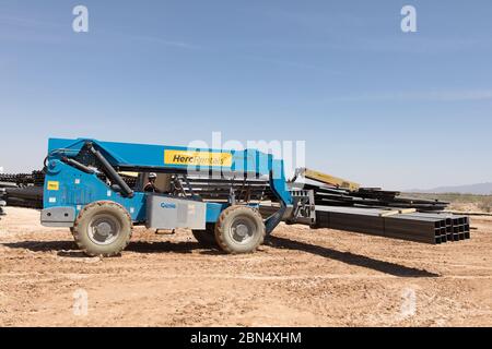 Les équipes de construction entreprennent des panneaux muraux de bordure de remplacement pour livraison au projet de remplacement du mur frontalier de Santa Teresa près du port d'entrée de Santa Teresa. Banque D'Images