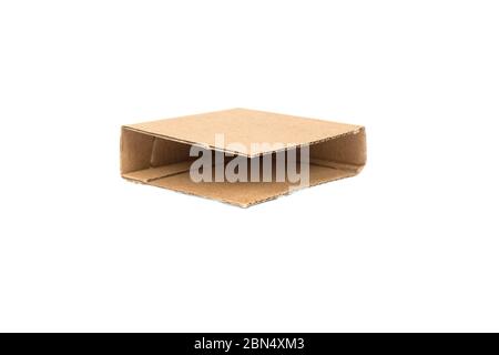 Protection en carton ondulé pour protéger les marchandises pendant le transport, isolée sur fond blanc avec espace de copie Banque D'Images