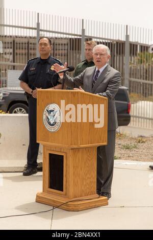 Le procureur général Jeff sessions s’adresse aux médias lors d’une conférence de presse à Friendship Park, juste au sud d’Imperial Beach, à la frontière entre les États-Unis et le Mexique, le 6 mars 2018. Les séances ont discuté des efforts d'application de la loi à la frontière et des politiques de l'administration Trump en matière d'immigration et de sécurité aux frontières. Banque D'Images