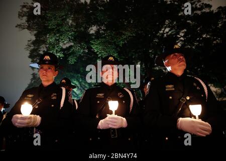 Les agents et agents des douanes et de la protection des frontières des États-Unis se joignent à leurs homologues de l'application de la loi de tout le pays lors de la 30e promenade annuelle de Candlelight Vigil pour commémorer les agents tombés dans le National Mall à Washington, D.C., le 13 mai 2018. Douanes et protection des frontières des États-Unis Banque D'Images