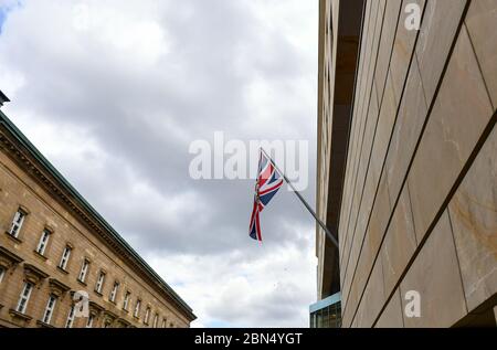 Berlin, Allemagne. 12 mai 2020. Le drapeau britannique vole à l'ambassade britannique à Wilhelmstraße. Credit: Jens Kalaene/dpa-Zentralbild/ZB/dpa/Alay Live News Banque D'Images