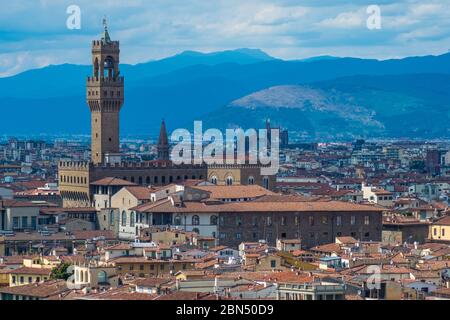 Florence, Italie - 16 août 2019 : vue sur le Skyline de Florence avec le Palazzo Vecchio et le paysage de la Toscane, Italie Banque D'Images