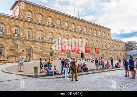 Florence, Italie - 16 août 2019 : les touristes marchant près du Palazzo Pitti ou du Palais Pitti, est un vaste palais Renaissance à Florence, Italie Banque D'Images