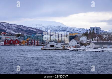 Naviguez le long de Finnsnes sous le pont Banque D'Images