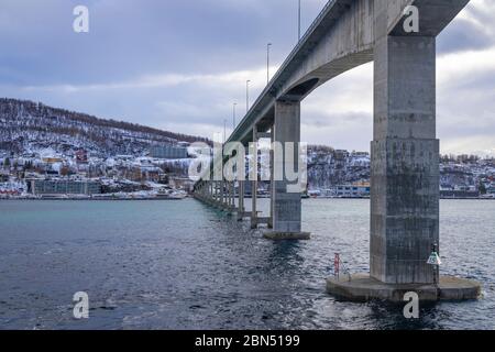 Naviguez le long de Finnsnes sous le pont Banque D'Images